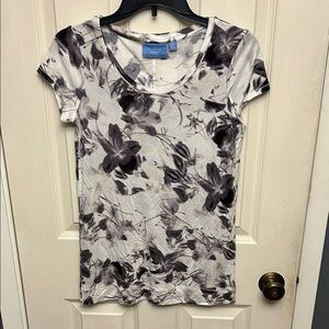 Simply Vera Vera Wang Black and White Floral Short Sleeve Top